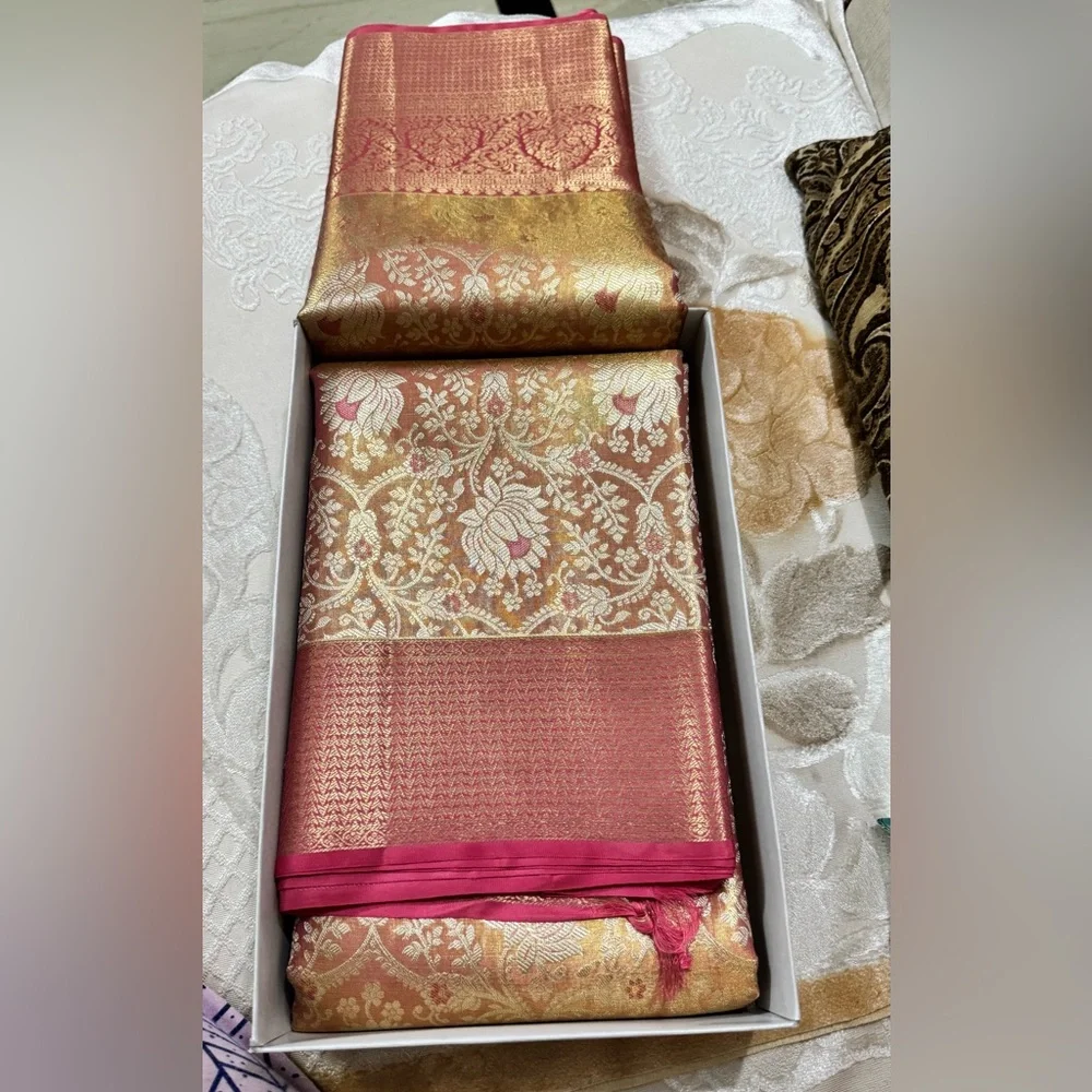 Stunning Pink/Peach and Gold Handwoven Kanjeevaram Silk and Pure Zari Saree - Picture 2 of 16